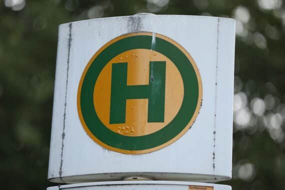 Busse an Bushaltestelle, Schienenersatzverkehr für Hamburg-Berlin, Qualitätsprobleme, Unmut der Reisenden.