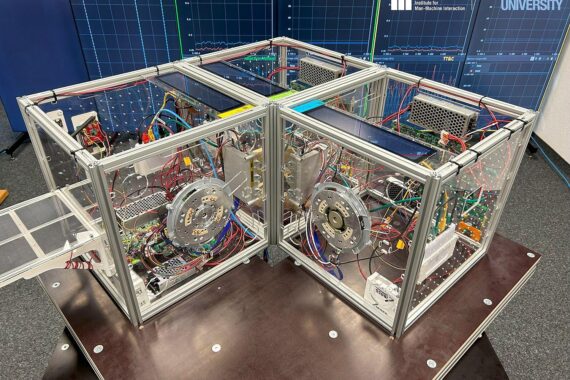 Smarte Box dockt an Satelliten an, revolutioniert Raumfahrttechnologie und ermöglicht neue Funktionen.