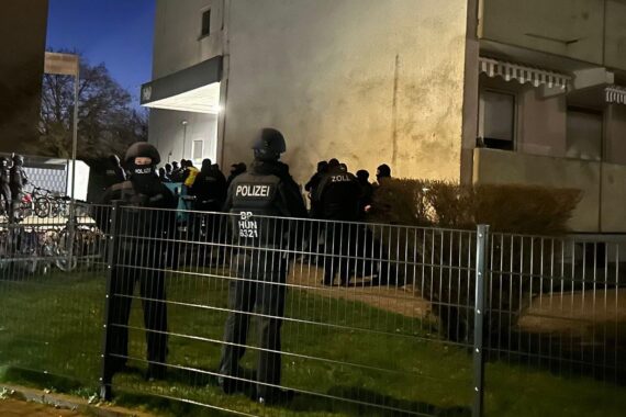 Durchsuchung von Räumen, Einsatzkräfte sichern Beweise gegen organisierte Schwarzarbeit im Bauwesen.