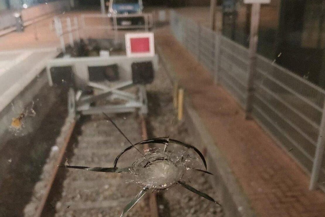 Regionalexpress in Norden mit Steinen beworfen