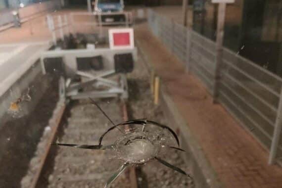 Frontscheibe eines Regionalexpresses mit Einschlag, Symbol für Gefahren im Bahnverkehr.