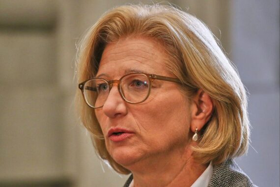 Anke Rehlinger begrüßt Maßnahmen gegen hohe Spritpreise, kritisiert Mineralölkonzerne und fordert klare Strategien.