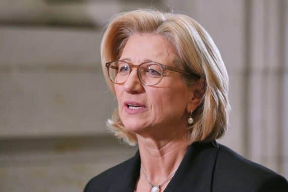 Anke Rehlinger spricht bei Butscha-Konferenz, symbolisiert Kampf für Frieden und Menschenrechte.