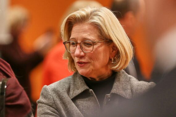 Anke Rehlinger fordert Social-Media-Verbot für Kinder unter 14 Jahren zur besseren Sicherheit.