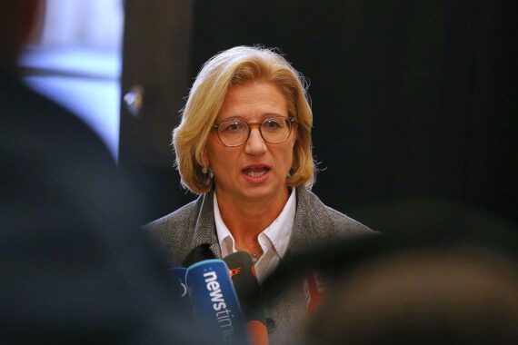 Anke Rehlinger äußert Bedenken zur Mehrwertsteuererhöhung und plädiert für Steuerentlastungen.