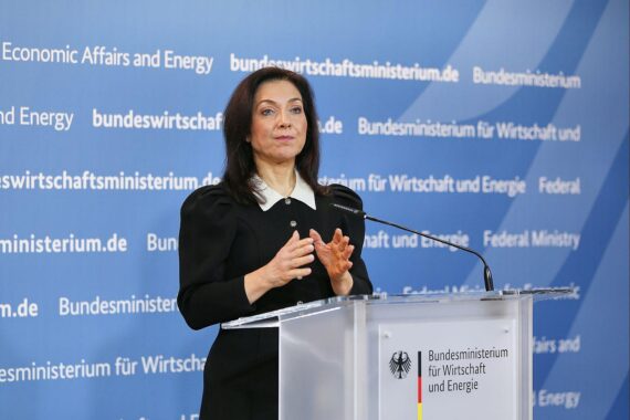 Katherina Reiche spricht zum Thema Spritpreise, konfrontiert Mineralölwirtschaft und kündigt Maßnahmen an.