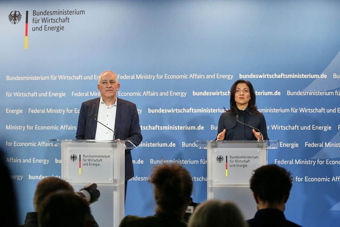 Reiche will mit Fünf-Punkte-Plan Industrie unter die Arme greifen