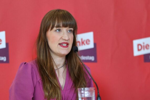 Heidi Reichinnek diskutiert Mehrwertsteuerreform für Grundnahrungsmittel im Bundestag, kritisiert Regierung.