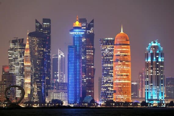 Modernes Stadtbild von Doha mit Wolkenkratzern, in einem geschäftigen touristischen Kontext.