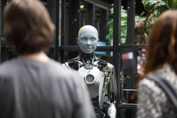 Roboter symbolisieren Künstliche Intelligenz und deren religiöse Erzählungen für die Zukunft.