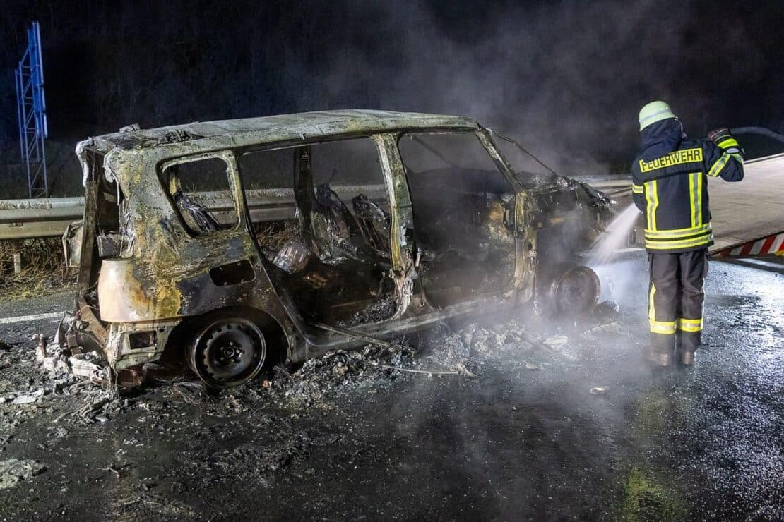 Renault auf A2 bei Porta Westfalica in Vollbrand