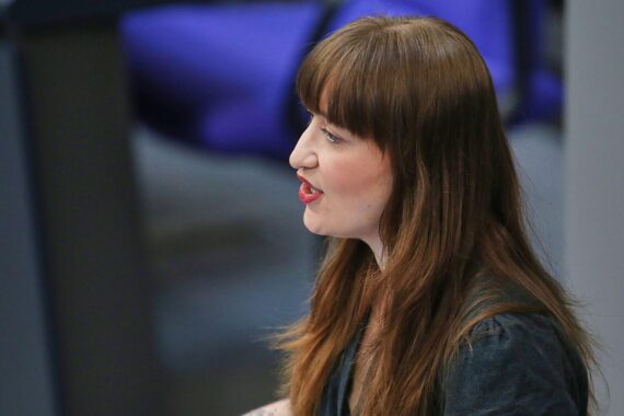 Heidi Reichinnek fordert Verdopplung der Rentenbeiträge für mehr Gerechtigkeit im Rentensystem.