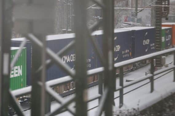 Güterzug transportiert Waren, symbolisiert rheinland-pfälzischen Außenhandel und positives Exportwachstum.