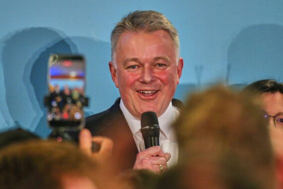 Gordon Schnieder feiert CDU-Sieg mit jubelnden Anhängern bei Wahlparty in Mainz.