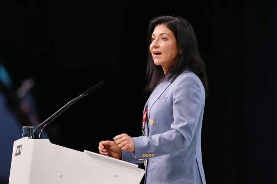 Ricarda Lang kritisiert Katherina Reiche für Abhängigkeit von fossilen Energien in der Iran-Krise.