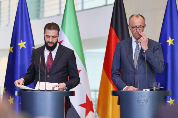 Friedrich Merz diskutiert mit Luise Amtsberg über syrische Rückkehrpolitik und Flüchtlingssituation in Deutschland.