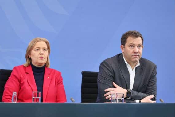 Lars Klingbeil und Bärbel Bas stehen im Fokus, Rücktrittsforderungen nach SPD-Wahlschlappe.