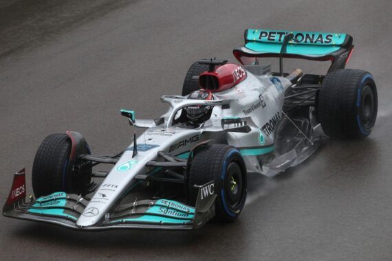 George Russell jubelt nach Poleposition in Melbourne, begleitet von Andrea Kimi Antonelli im Mercedes.