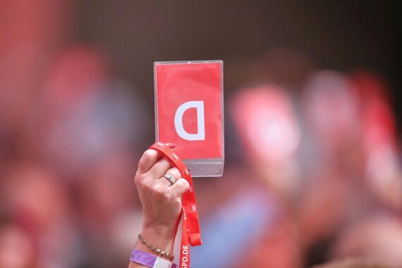 SPD-Parteitag in Potsdam: Delegierte stimmen für Koalitionsvertrag mit CDU, klare Zustimmung sichtbar.