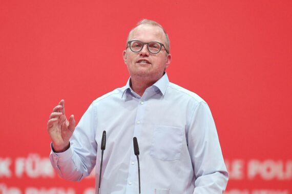 Jochen Ott würdigt Jürgen Habermas als bedeutenden Philosophen und Verteidiger der Demokratie.