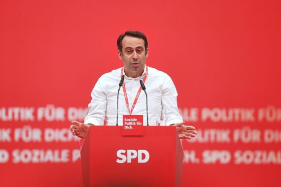 Aziz Bozkurt kritisiert SPD-Parteiführung und kündigt Rücktritt als Vorsitzender an.