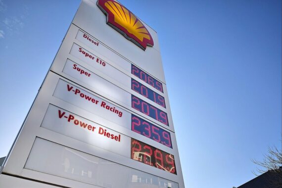 Tankstelle mit prekären Spritpreisen und Forderungen nach Übergewinnsteuer zur Eindämmung von Abzocke.