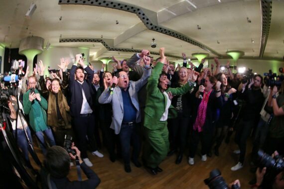 Ulf Kämpfer gratuliert Cem Özdemir zum Wahlsieg der Grünen bei Landtagswahl in Baden-Württemberg.