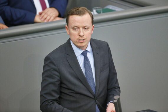 Adis Ahmetovic kritisiert Außenminister Wadephul zur Krisenkommunikation und fordert Evakuierungsflüge.