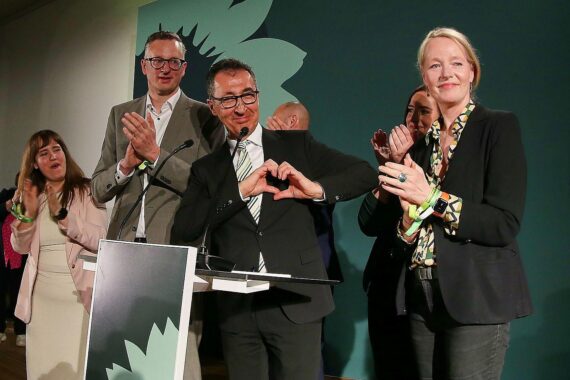 Cem Özdemir lächelnd, umgeben von Unterstützern, nach Wahlsieg in Rheinland-Pfalz.