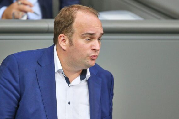 Politiker diskutieren über EU-Beschlüsse: SPD droht mit Verzögerungen im Bundestag.