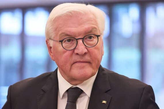 Frank Walter Steinmeier diskutiert völkerrechtliche Bewertung des Iran-Kriegs. Politische Spannungen zwischen SPD und Union.