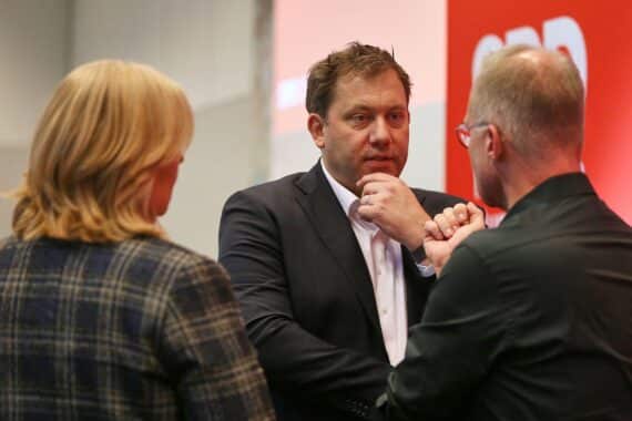SPD-Politiker diskutieren besorgt über Umfragewerte und die politische Lage in Deutschland.