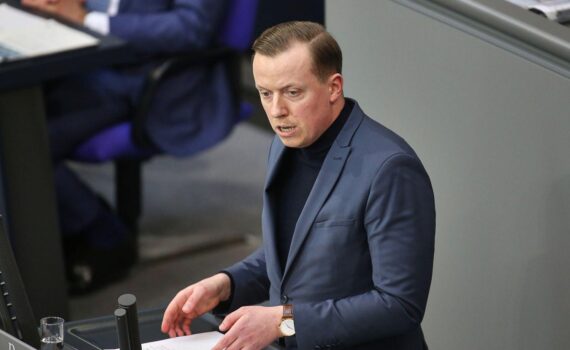 Adis Ahmetovic diskutiert Außenpolitik zur Sicherheit der Straße von Hormus in Berlin.