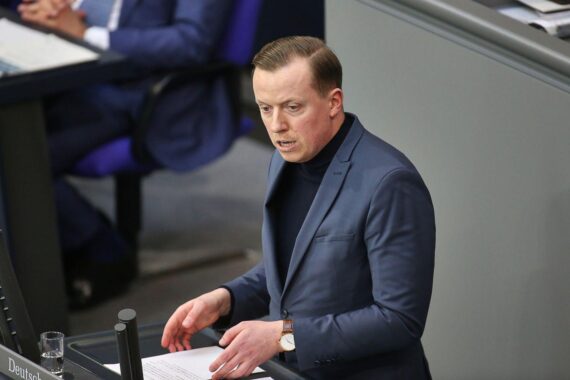 Adis Ahmetovic diskutiert Außenpolitik zur Sicherheit der Straße von Hormus in Berlin.