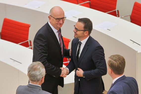 Dietmar Woidke und Jan Redmann unterzeichnen Koalitionsvertrag im Landtag von Potsdam.