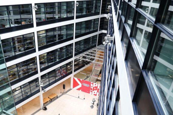 Modernisiertes Willy-Brandt-Haus: SPD fördert kreative Arbeitsumgebung und effektive Kommunikation für Mitarbeiter.