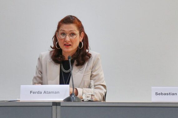 Ferda Ataman und Petra Köpping unterzeichnen Vereinbarung gegen Diskriminierung in Sachsen.