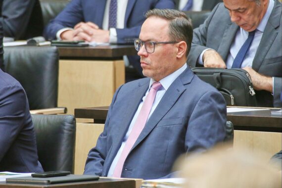 Dirk Panter bei europäischer Kooperation: Mikroelektronik, KI und erneuerbare Energien im Fokus.