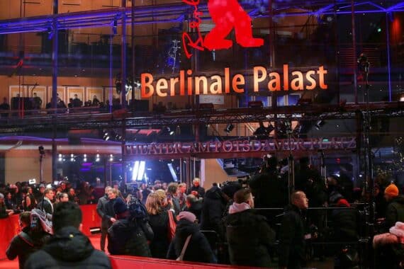Sandra Hüller äußert Besorgnis über mögliche politische Zensur der Berlinale in der Zukunft.