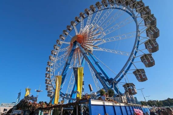 Oktoberfest mit feiernden Menschen, traditioneller Kleidung, Bier und bayerischer Atmosphäre.