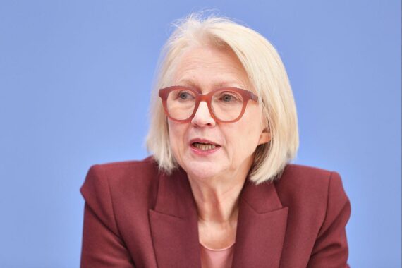 Monika Schnitzer diskutiert Commerzbank-Übernahme, betont Vorteile europäischer Bankenfusionen für Wettbewerb.