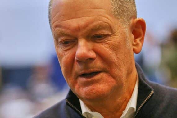 Olaf Scholz würdigt Jürgen Habermas' Einfluss auf Politik, Demokratie und rationale Verständigung.