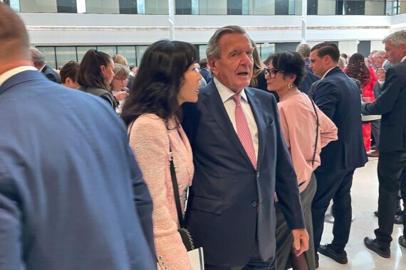 Gerhard Schröder diskutiert mutige Reformen für die SPD und kritisiert die Doppelspitze.
