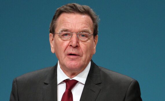 Gerhard Schröder äußert sich gegen militärische Unterstützung im Iran-Krieg, unterstützt Merz’ Position.