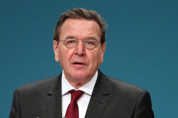 Gerhard Schröder äußert sich gegen militärische Unterstützung im Iran-Krieg, unterstützt Merz’ Position.