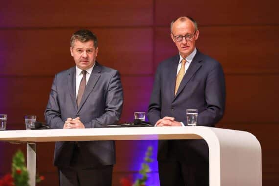 Sven Schulze und Friedrich Merz im Gespräch, hintergründe zur CDU und wirtschaftlichen Herausforderungen.