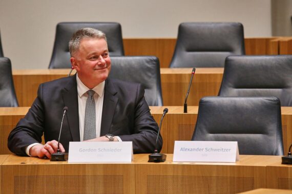 Gordon Schnieder neben leeren Stuhl von Alexander Schweitzer nach Wahlschlappe der SPD.