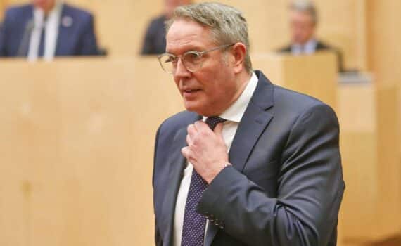 Alexander Schweitzer und Gordon Schnieder diskutieren US-Militärpräsenz und völkerrechtliche Bedenken im Iran-Konflikt.