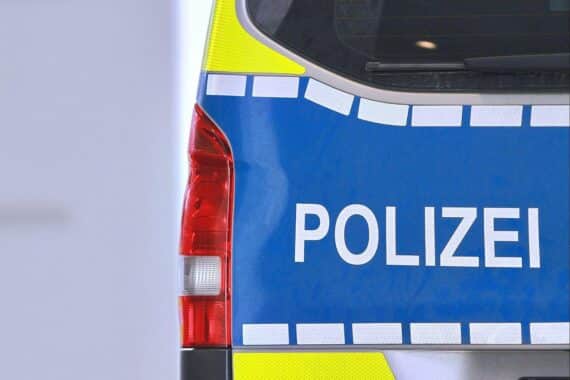 Frontalzusammenstoß zwischen Fahrzeugen auf Bundesstraße, Rettungsdienst und Polizei im Einsatz.