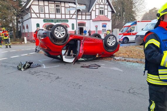 Verunfallte Autos auf der Bundesstraße, Einsatzkräfte leisten Hilfe, Unfallstelle mit Feuerwehrfahrzeugen.